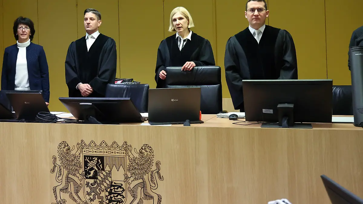 Claudia Guba (2.v.r), Vize-Präsidentin des Landgerichts, die den Prozess leitet, steht zu Prozessbeginn im Sitzungssaal am Landgericht Schweinfurt.