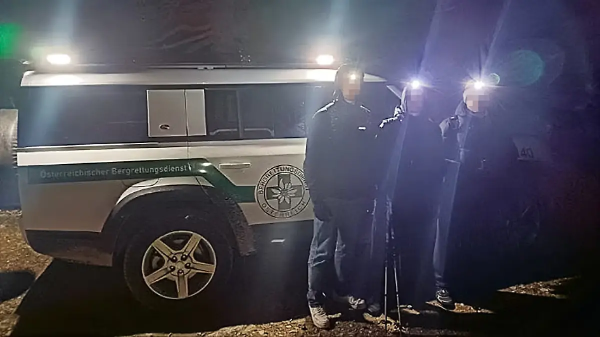 Drei Jugendliche machen leichtsinnig in Jogginghosen eine ganze Alpin-Tour.