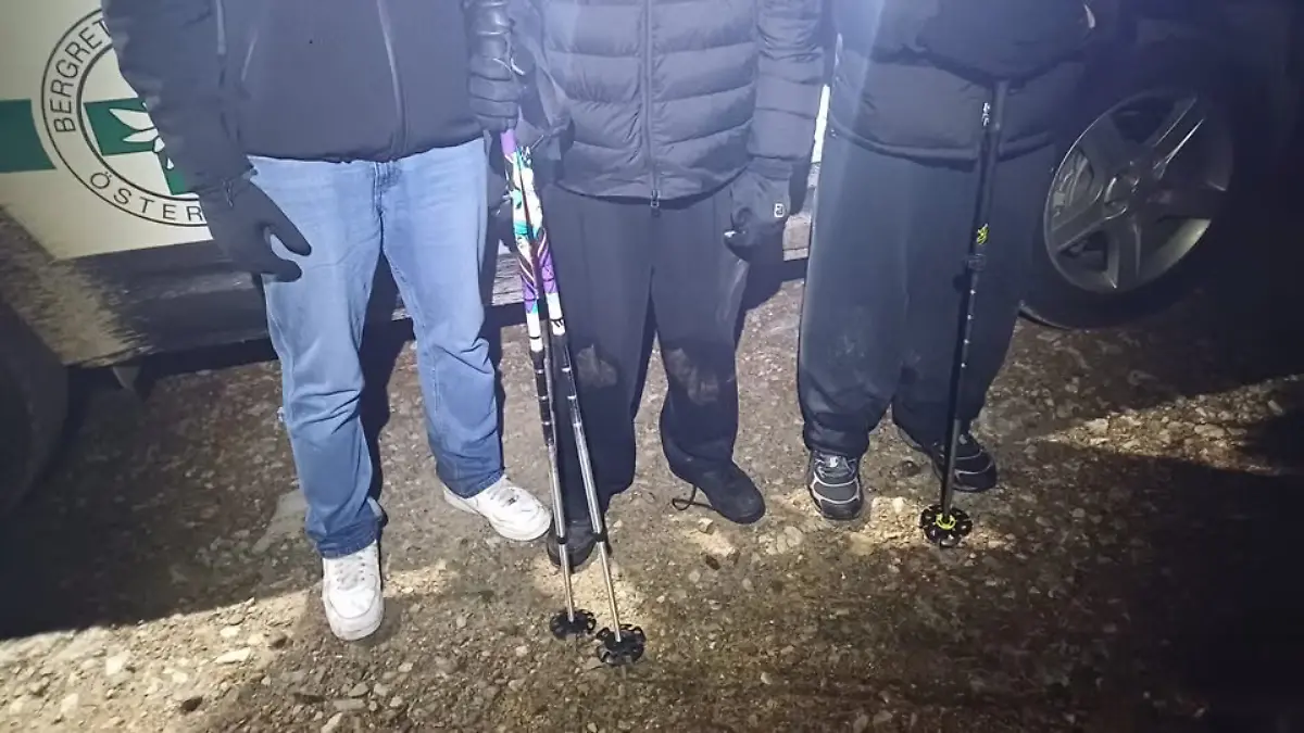 Mit ihrer unzureichenden Ausrüstung erklimmen die drei planlos den Berg.