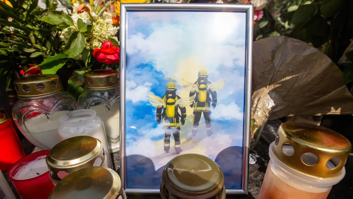 Trauer nach Tod von zwei Feuerwehrleuten in Sankt Augustin bei Bonn 21.06.2023 Die Feuerwache Niederpleis in Sankt Augustin ist ein Ort der Trauer. Hier haben viele Menschen Blumen niedergelegt, um den verstorbenen Feuerwehrleuten zu gedenken, die bei einem Einsatz am 19.06.2023 ihr Leben verloren haben. Sankt Augustin Niederpleis Nordrhein-Westfalen Deutschland *** Mourning after death of two firefighters in Sankt Augustin near Bonn 21 06 2023 The fire station Niederpleis in Sankt Augustin is a place of mourning Here many people laid flowers to remember the deceased firefighters who lost their lives during an operation on 19 06 2023 Sankt Augustin Niederpleis North Rhine Westphalia Germany