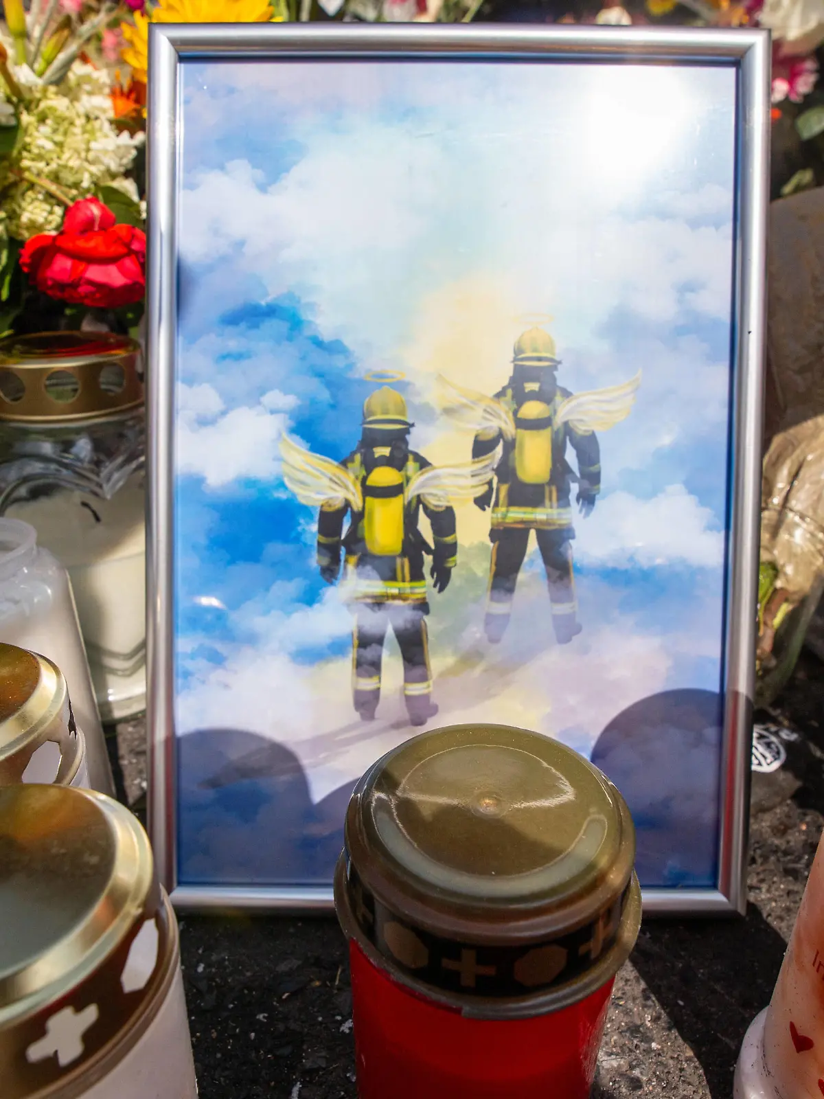 Trauer nach Tod von zwei Feuerwehrleuten in Sankt Augustin bei Bonn 21.06.2023 Die Feuerwache Niederpleis in Sankt Augustin ist ein Ort der Trauer. Hier haben viele Menschen Blumen niedergelegt, um den verstorbenen Feuerwehrleuten zu gedenken, die bei einem Einsatz am 19.06.2023 ihr Leben verloren haben. Sankt Augustin Niederpleis Nordrhein-Westfalen Deutschland *** Mourning after death of two firefighters in Sankt Augustin near Bonn 21 06 2023 The fire station Niederpleis in Sankt Augustin is a place of mourning Here many people laid flowers to remember the deceased firefighters who lost their lives during an operation on 19 06 2023 Sankt Augustin Niederpleis North Rhine Westphalia Germany