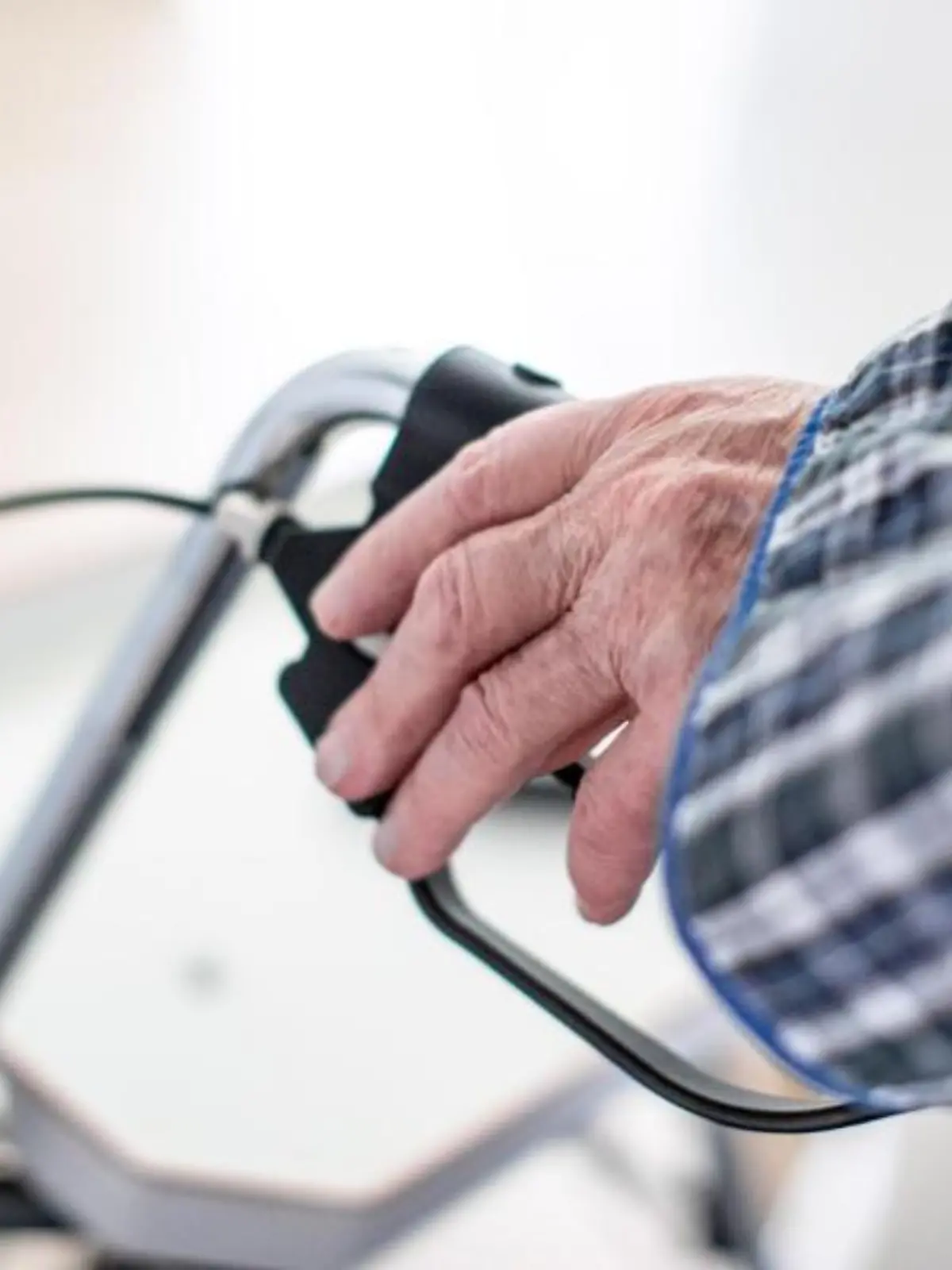 Ein älterer Mann geht mit einem Rollator