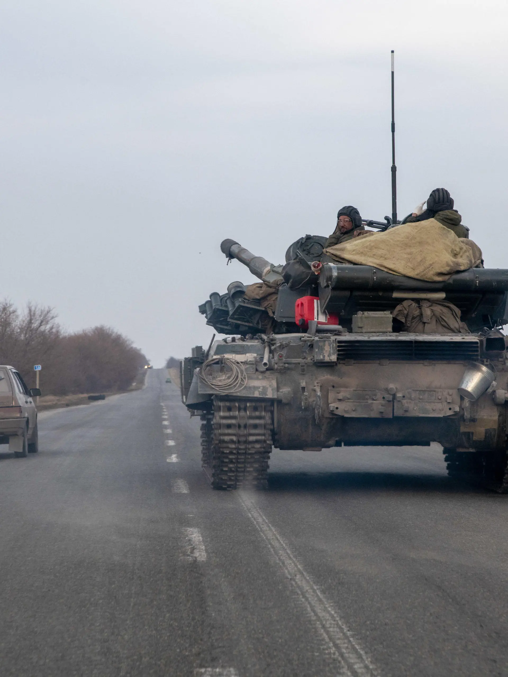 29.03.2022, Ukraine, Mariupol: Ein russischer Panzer fährt auf einer Straße in der Nähe von Mariupol. Die Kämpfe zwischen pro-russischen Kräften und den sich verteidigenden ukrainischen Kräften unter Führung des Asow-Bataillons gehen in der Hafenstadt Mariupol weiter. Foto: Maximilian Clarke/SOPA Images via ZUMA Press Wire/dpa +++ dpa-Bildfunk +++