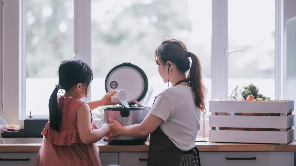 Mutter und Kind mit Reiskocher