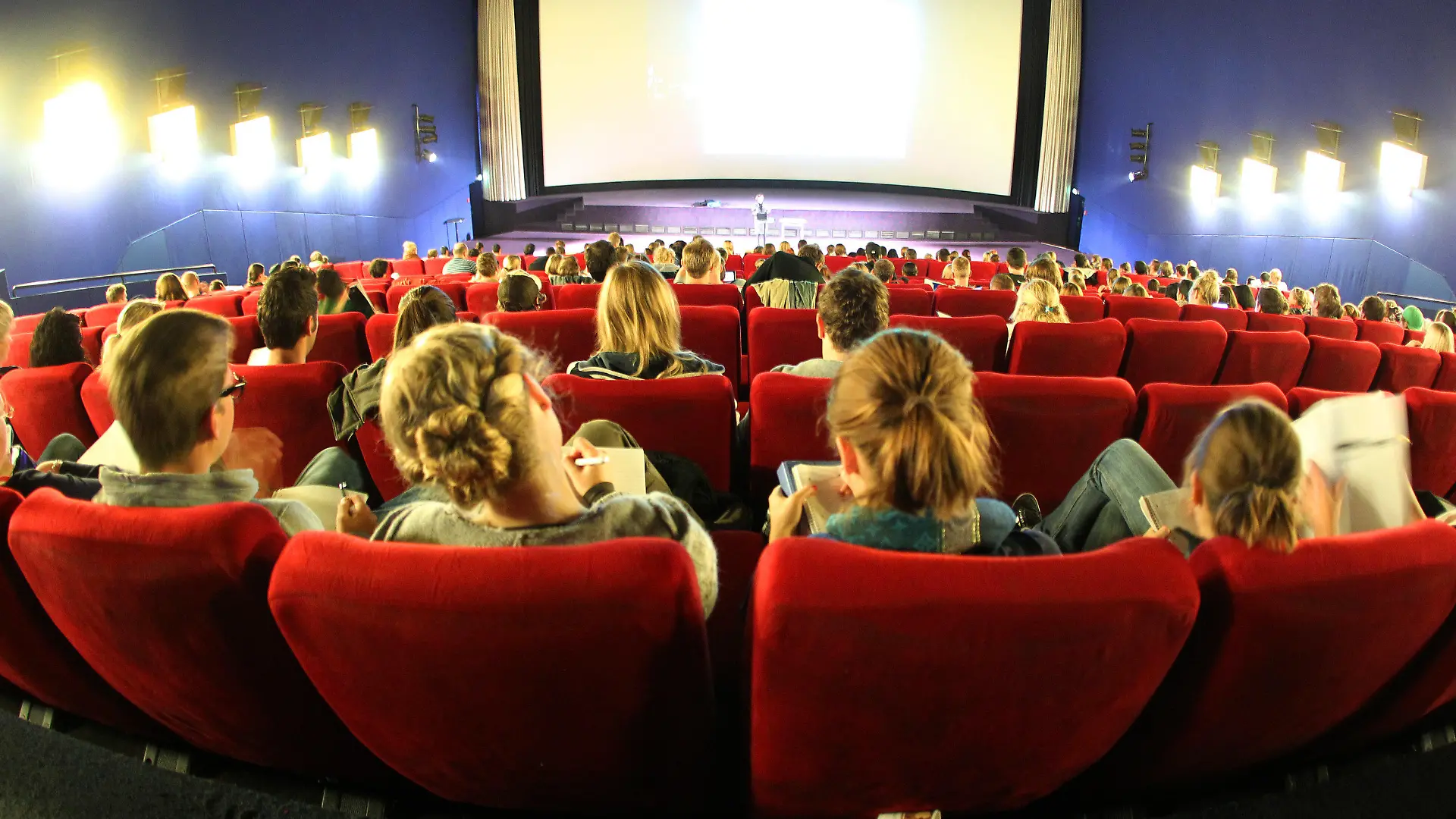Studenten der Universität Duisburg/Essen verfolgen im großen Saal des Essener Multiplex-Kinos eine Vorlesung (Foto vom 17.10.2011). Die Universität ist zum Semesterstart so proppenvoll, dass sie für 20 Vorlesungen in der Woche in Deutschlands größtes Multiplex-Kino ausweicht. Foto: Roland Weihrauch dpa/lnw (zu dpa/lnw 0635 vom 18.10.2011) +++(c) dpa - Bildfunk+++