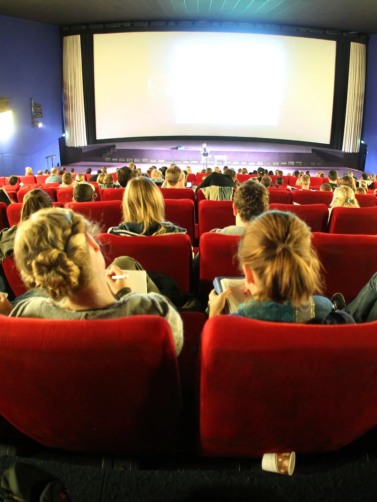 Studenten der Universität Duisburg/Essen verfolgen im großen Saal des Essener Multiplex-Kinos eine Vorlesung (Foto vom 17.10.2011). Die Universität ist zum Semesterstart so proppenvoll, dass sie für 20 Vorlesungen in der Woche in Deutschlands größtes Multiplex-Kino ausweicht. Foto: Roland Weihrauch dpa/lnw (zu dpa/lnw 0635 vom 18.10.2011)  +++(c) dpa - Bildfunk+++