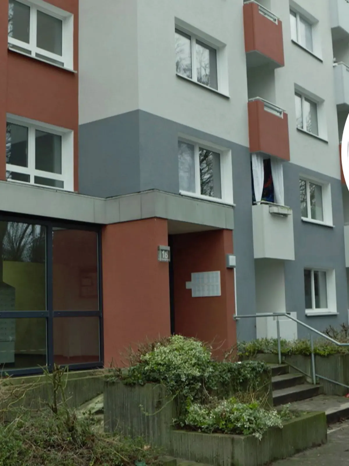 An einem Samstag im Juni 2016 wird ein Wohnblock in Kiel-Schreventeich zum Schauplatz eines rätselhaften Verbrechens.