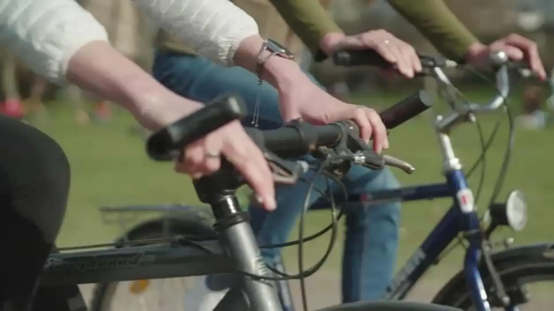 Menschen fahren Fahrrad