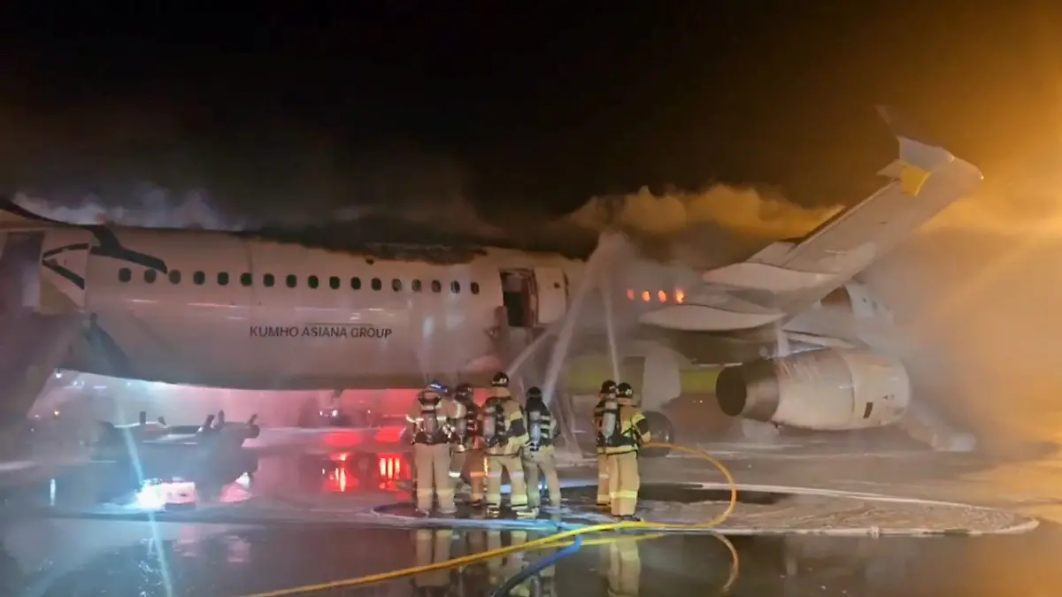 Am Flughafen im südkoreanischen Busan brennt ein Flugzeug.