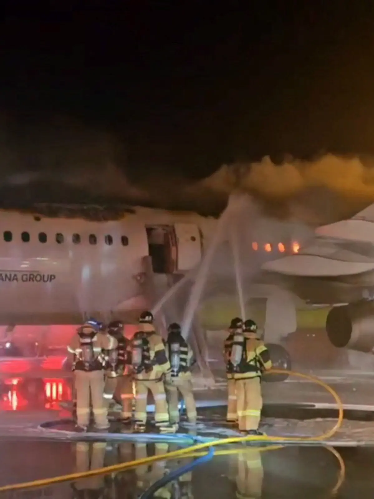 Bild zu: "Brand am Flughafen – Flugzeug plötzlich in Flammen"