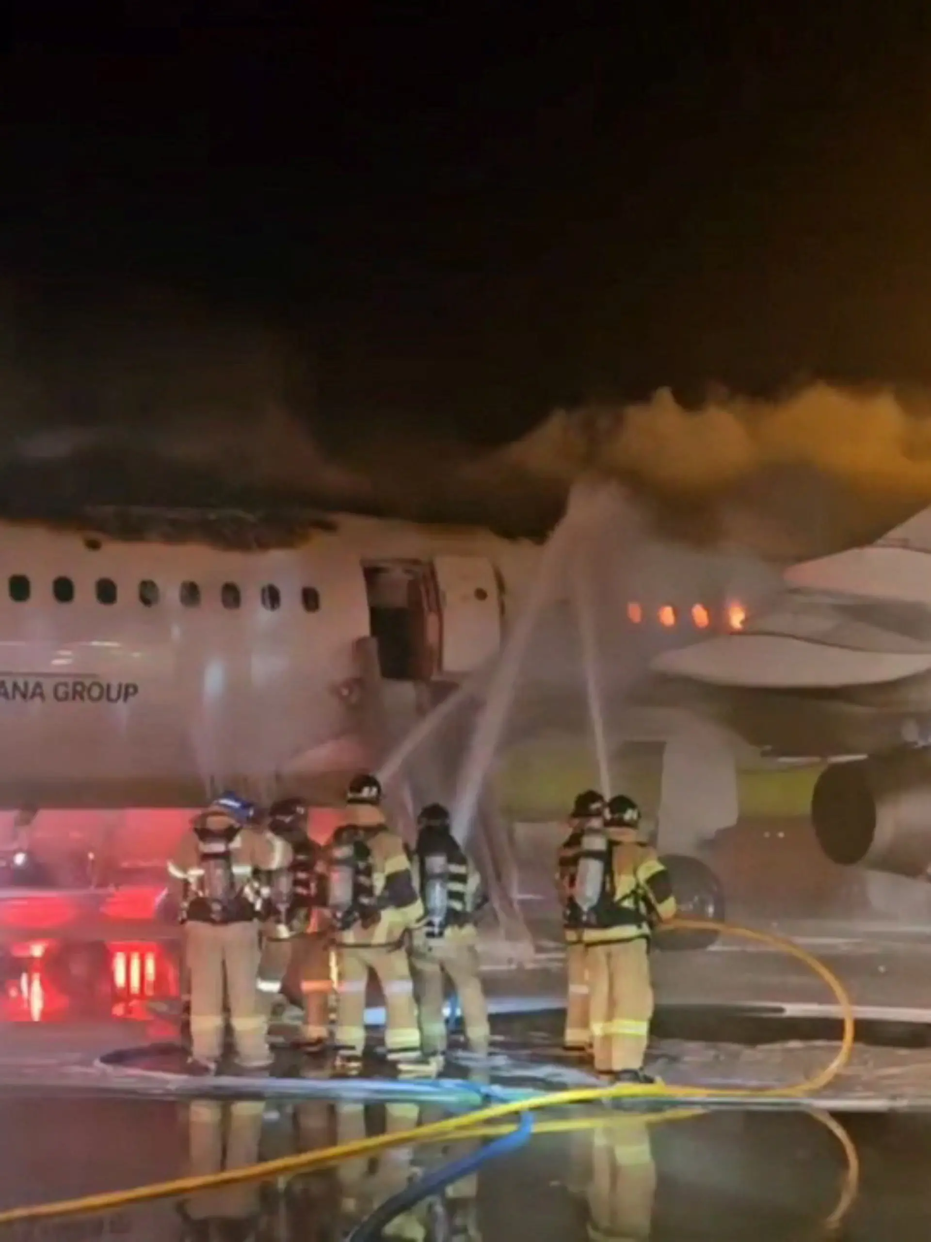 Bild zu: "Brand am Flughafen – Flugzeug plötzlich in Flammen"