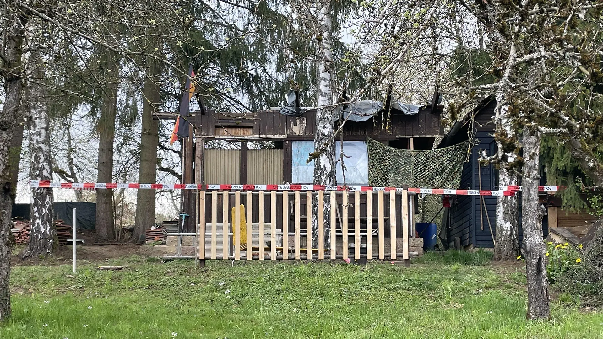 10.04.2022, Baden-Württemberg, Reichenbach: Ein Absperrband der Polizei an eine Hütte. Eine Frau soll von einem Mann auf dem Heimweg in Reichenbach (Kreis Esslingen) entführt, vergewaltigt und dort festgehalten worden sein. Die Hintergründe sind weiterhin unklar. (zu dpa «Sexualverbrechen in Reichenbach - Täter schweigt weiter») Foto: Woelfl/SDMG/dpa +++ dpa-Bildfunk +++