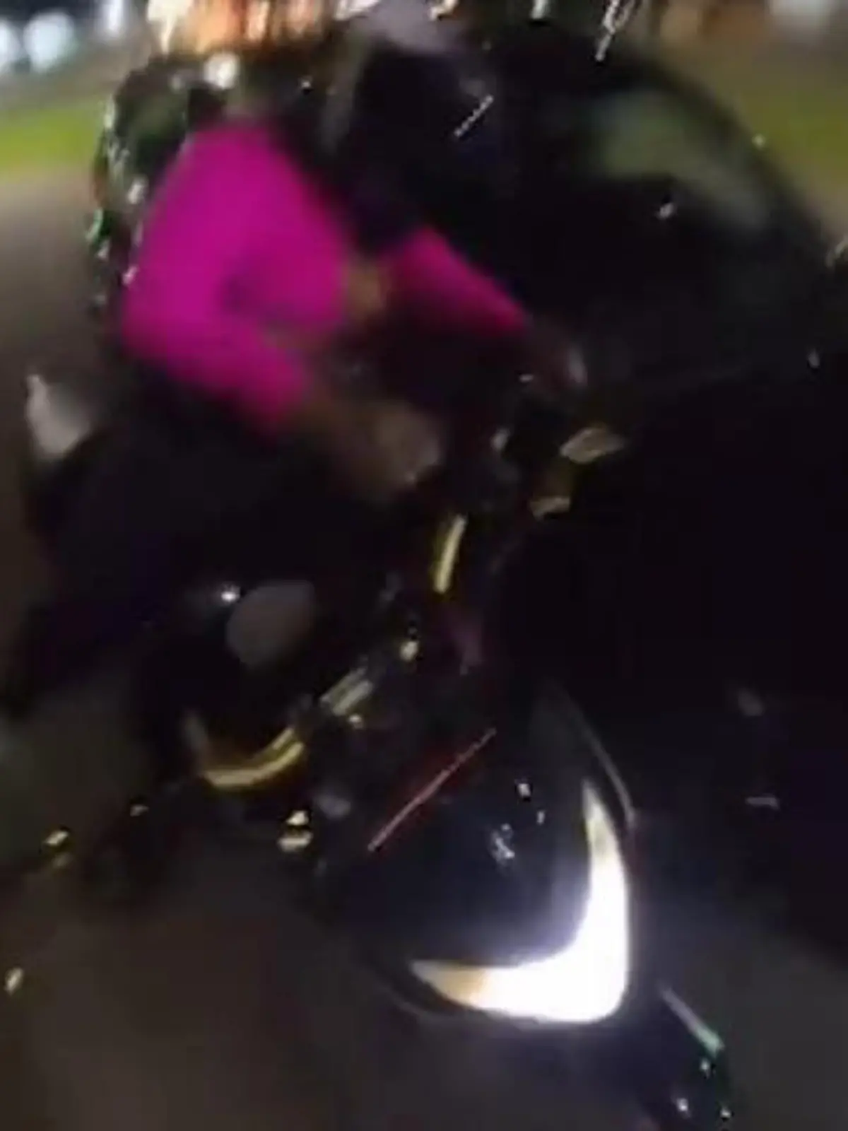 Bild zu: "Motorrad-Influencerin kracht in Auto"