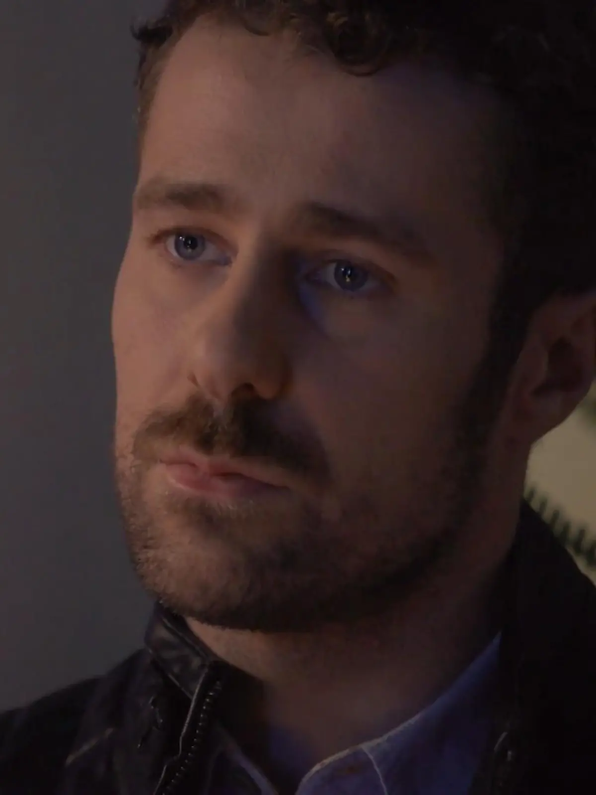 AWZ: Tom wird kriminell, um Charlie zu helfen