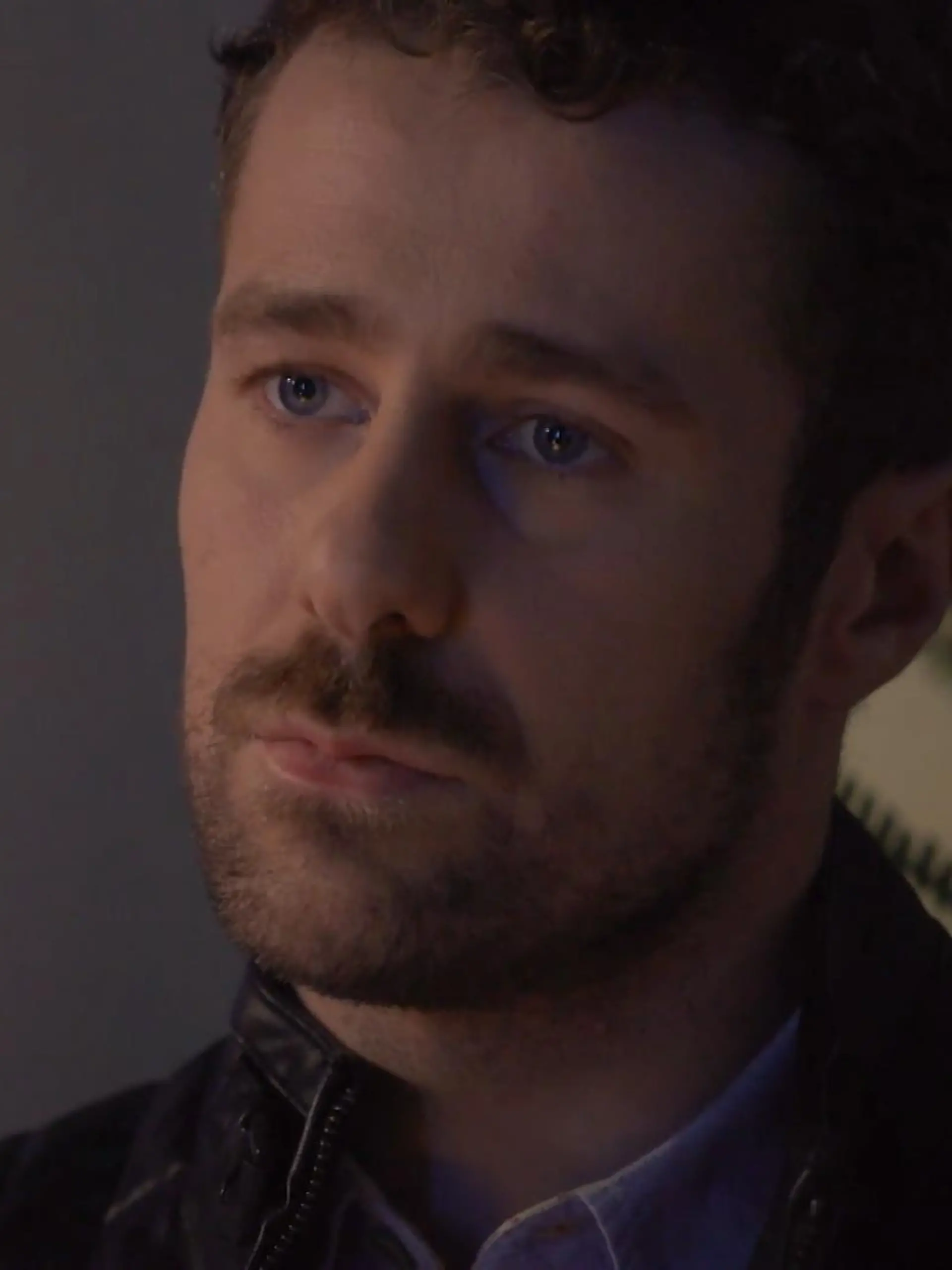 AWZ: Tom wird kriminell, um Charlie zu helfen
