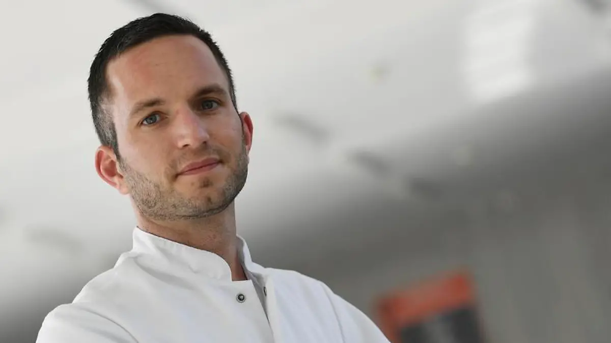 Der Privatdozent Dr. Christoph Spinner, Oberarzt Infektiologie / Pandemiebeauftragter am Klinikum rechts der Isar der Technischen Universität München, blickt in die Kamera.