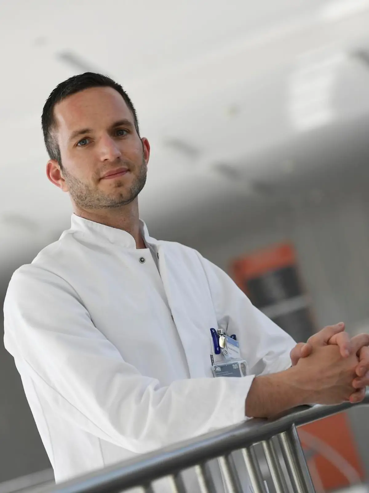 Der Privatdozent Dr. Christoph Spinner, Oberarzt Infektiologie / Pandemiebeauftragter am Klinikum rechts der Isar der Technischen Universität München, blickt in die Kamera.