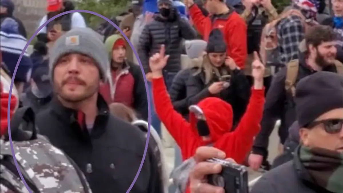 Dieses von der Staatsanwaltschaft des District of Columbia zur Verfügung gestellte Bild zeigt Matthew Huttle vor dem Kapitolgebäude am 6. Januar 2021 in Washington.
