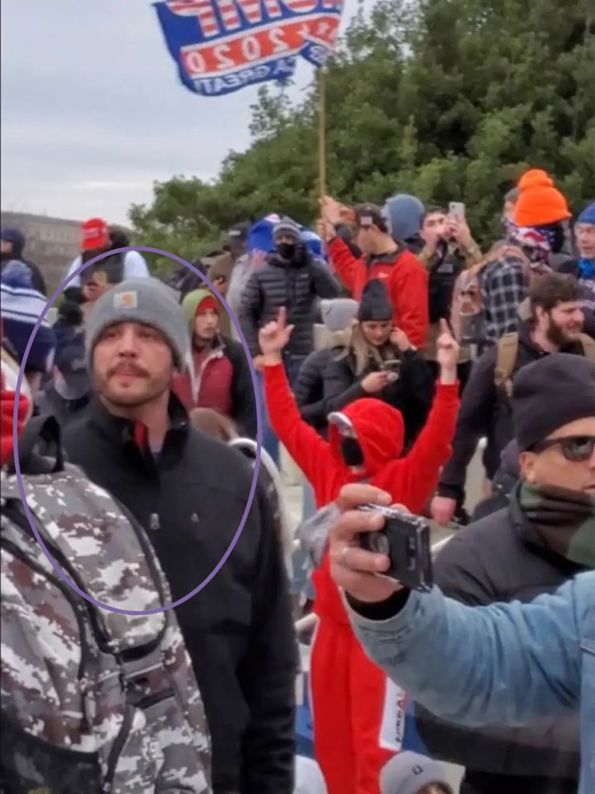 Dieses von der Staatsanwaltschaft des District of Columbia zur Verfügung gestellte Bild zeigt Matthew Huttle vor dem Kapitolgebäude am 6. Januar 2021 in Washington. 