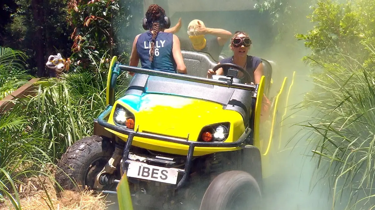 Alessia Herren (r.), Sam Dylan und Lilly Becker müssen zur gemeinsamen Dschungelprüfung „Der größte Preis von Murwillumbah” antreten. Lilly kann nichts hören, Alessia nichts sehen und Sam nichts sagen  Carsharing einmal anders. Aufgabe der Stars ist es, den Parcours mit dem Auto zu absolvieren und es binnen 15 Minuten über die Ziellinie zu schaffen. Fisch-Schlotze, Dschungel-Staub, Melasse, Federn, Dschungel-Schleim, aber auch Sterne säumen dabei ihren Weg.