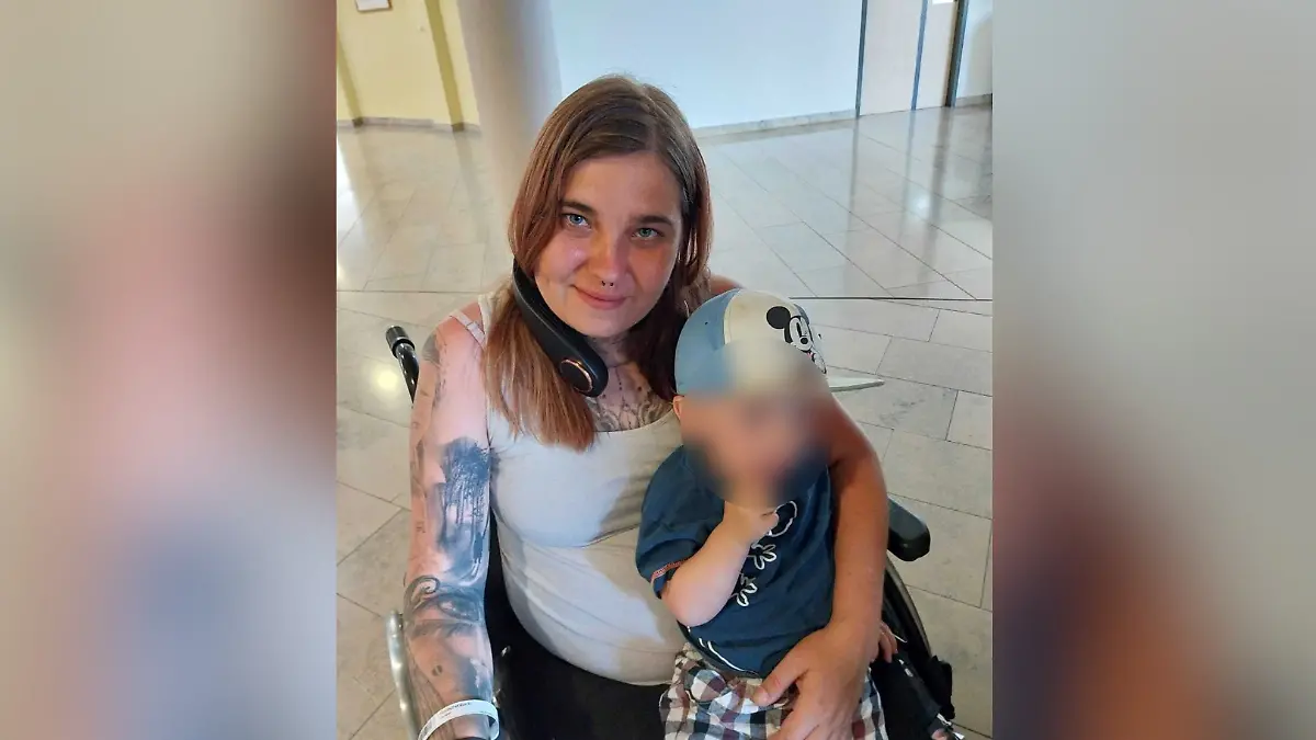 Bis zur Diagnose verbringt Janine Liebert ein halbes Jahr im Krankenhaus und in Rheakliniken. Besonders für ihren Jüngsten (2) eine schwere Zeit.