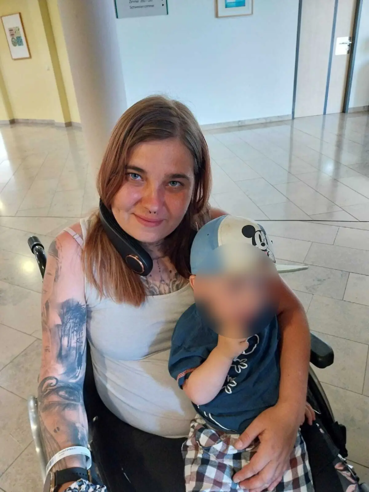 Bis zur Diagnose verbringt Janine Liebert ein halbes Jahr im Krankenhaus und in Rheakliniken. Besonders für ihren Jüngsten (2) eine schwere Zeit. 