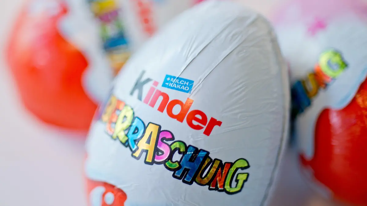 ILLUSTRATION - 24.11.2016, Berlin: ARCHIV - Drei Überraschungseier der Firma Ferrero liegen auf einem Tisch. (zu dpa: «Nach Salmonellen-Fällen: Ferrero rechnet mit Einbußen an Ostern») Foto: Monika Skolimowska/dpa +++ dpa-Bildfunk +++