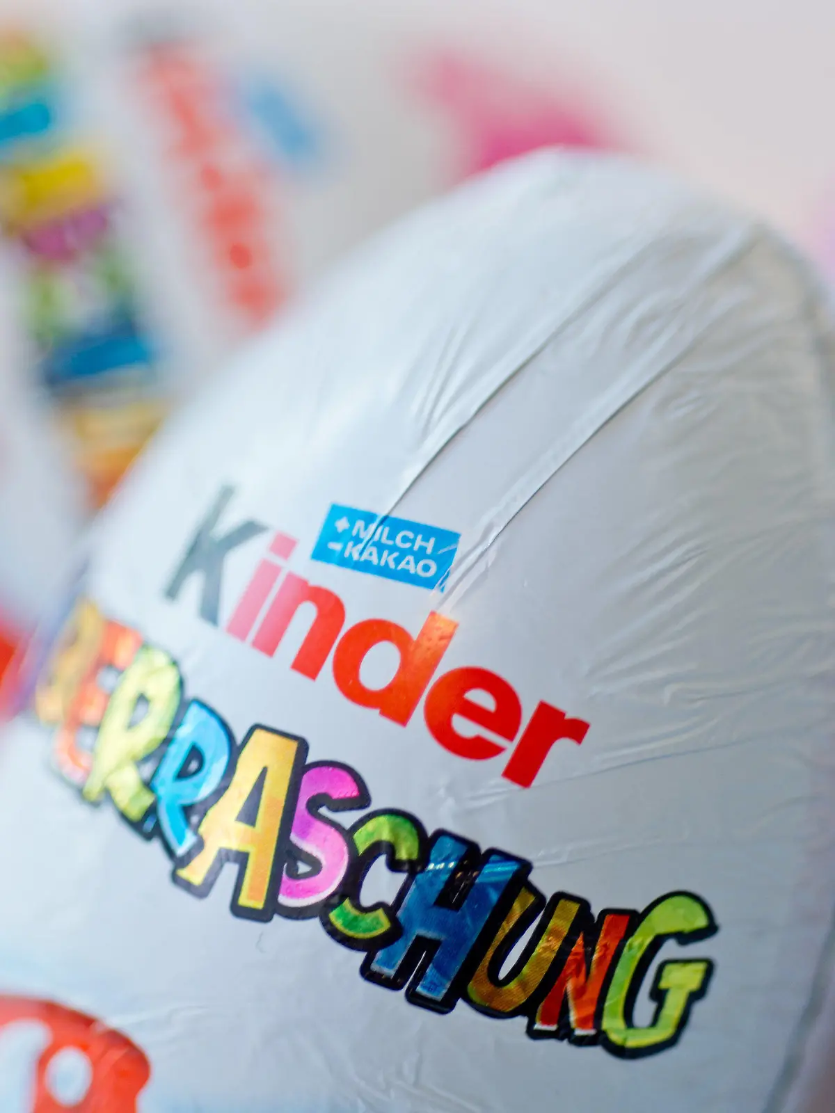 ILLUSTRATION - 24.11.2016, Berlin: ARCHIV - Drei Überraschungseier der Firma Ferrero liegen auf einem Tisch. (zu dpa: «Nach Salmonellen-Fällen: Ferrero rechnet mit Einbußen an Ostern») Foto: Monika Skolimowska/dpa +++ dpa-Bildfunk +++
