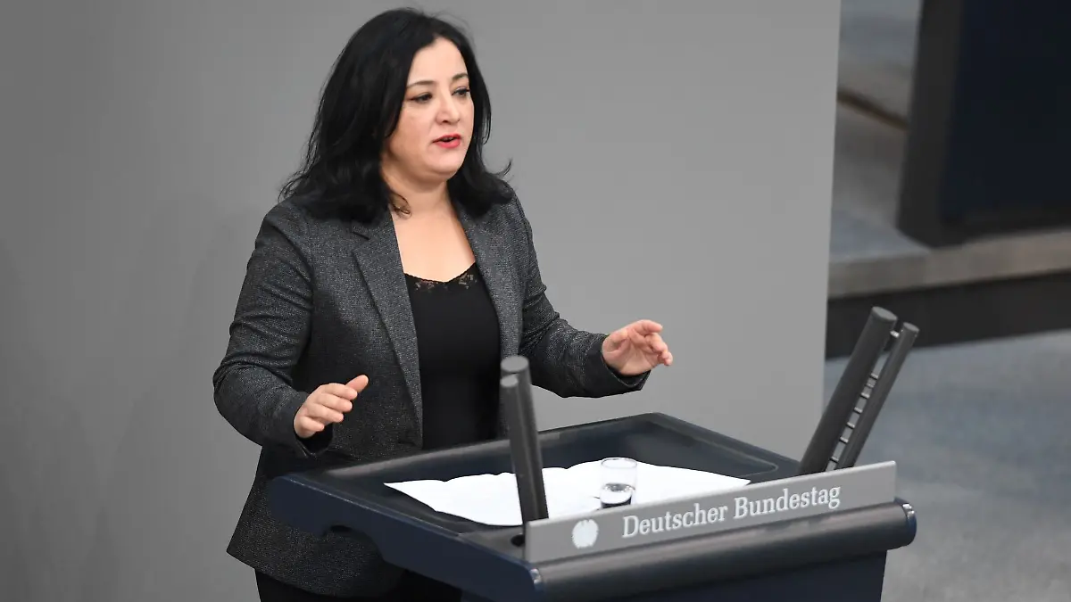 Die Linken-Abgeordnete Gökay Akbulut ist nach eigenen Angaben in einem Zug von Heidelberg nach Stuttgart angegriffen worden. (Archivbild)