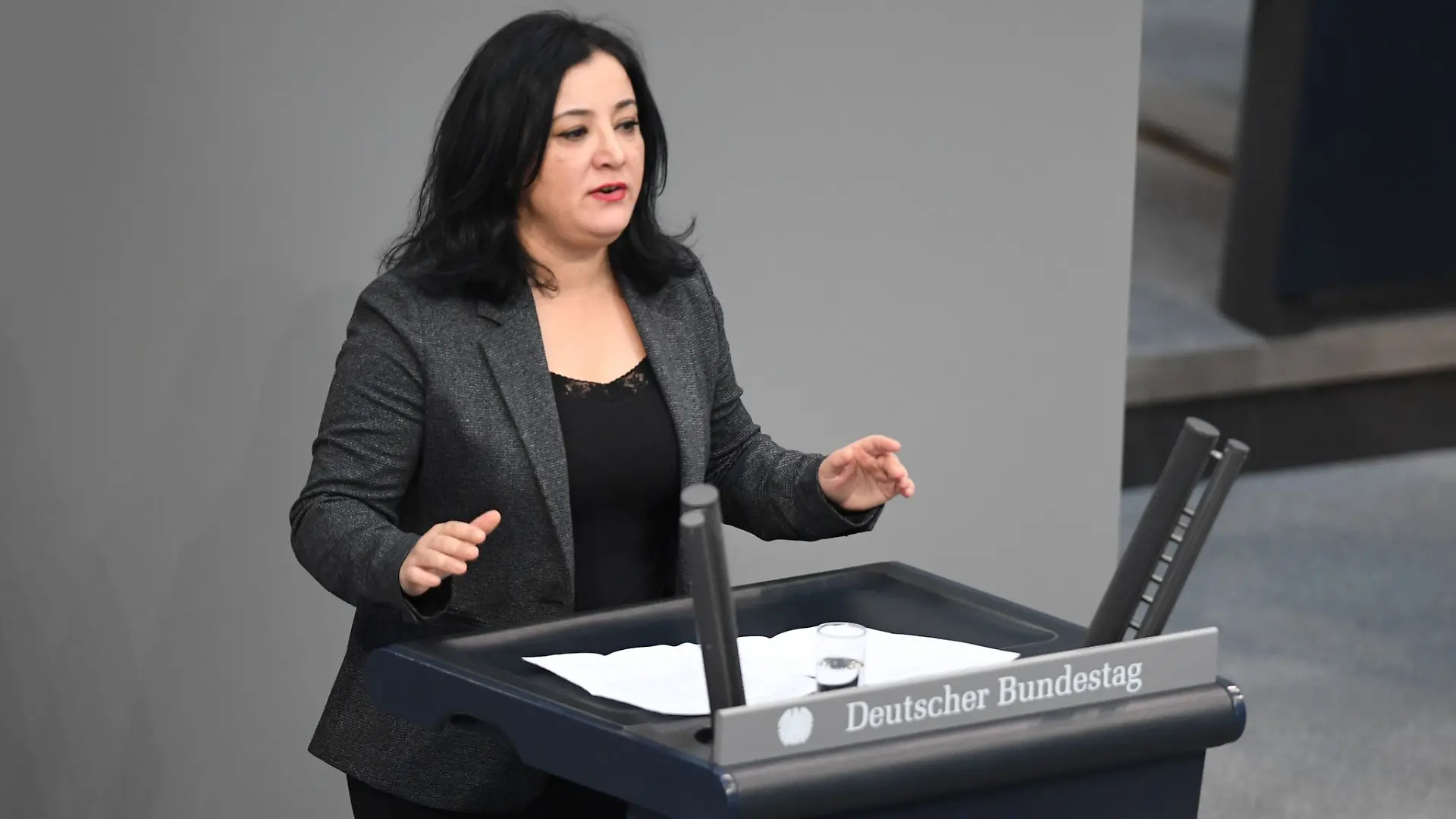 Die Linken-Abgeordnete Gökay Akbulut ist nach eigenen Angaben in einem Zug von Heidelberg nach Stuttgart angegriffen worden. (Archivbild)