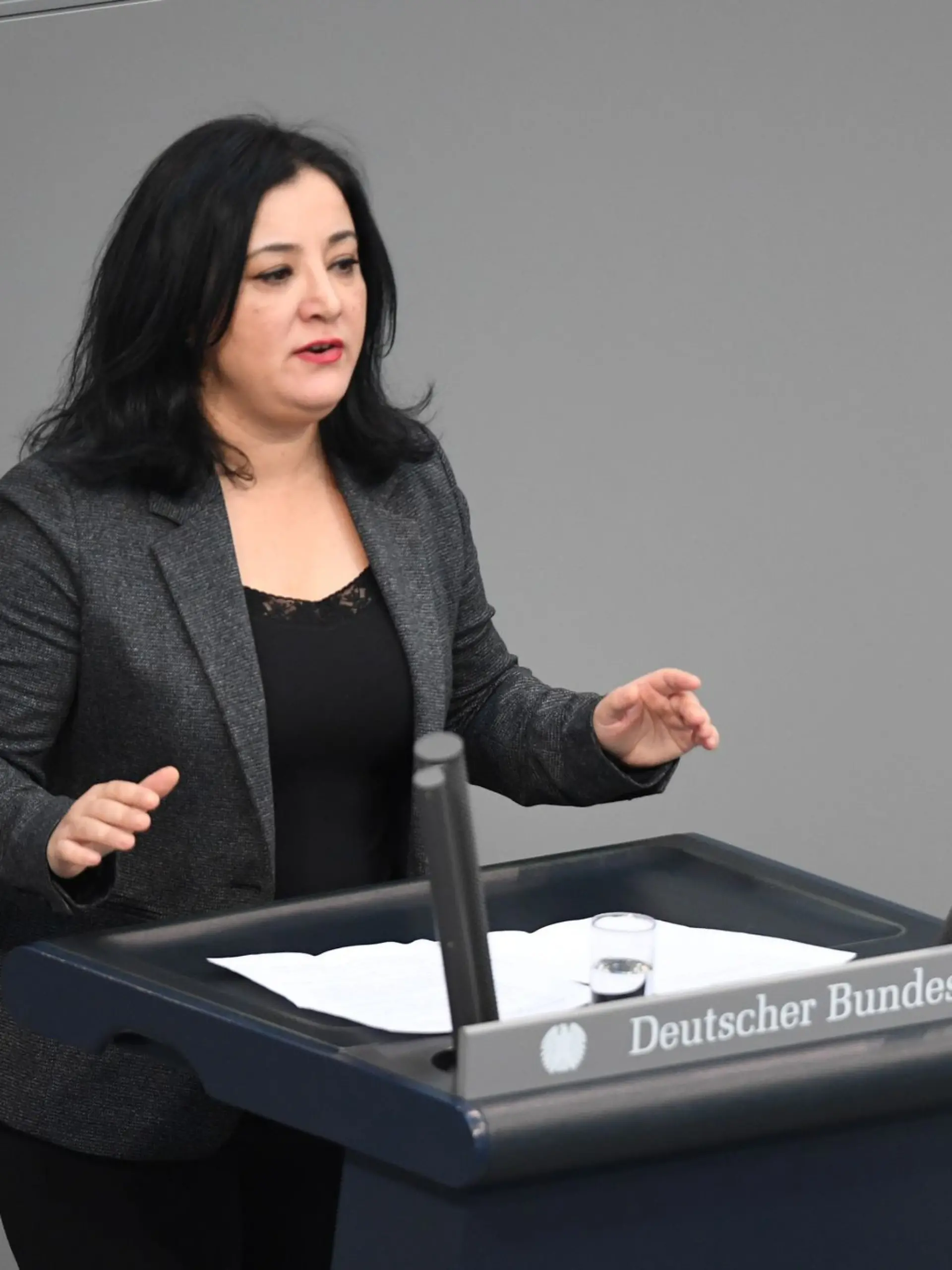 Bild zu: "Augenzeugen widersprechen Linkenpolitikerin – warf sie zuerst eine Flasche?"