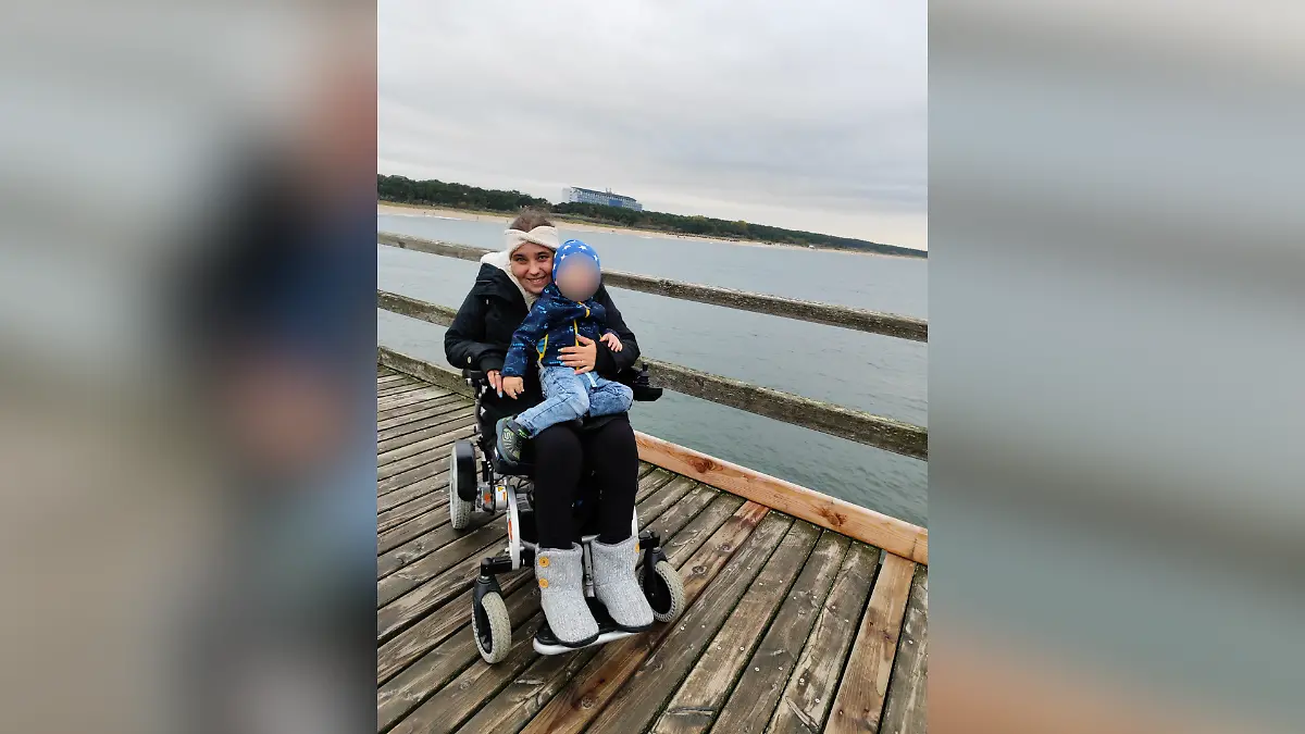 Damit Janine mal rauskommt, spendieren Kollegen ihres Mannes der Familie eine Auszeit an der Ostsee.