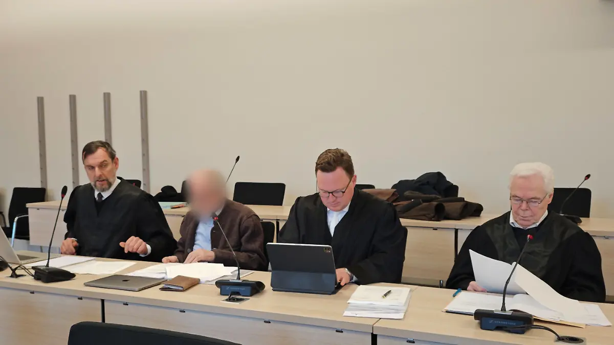 28.01.2025, Nordrhein-Westfalen, Essen: Neben dem angeklagten Arzt (2.v.l) sitzen seine Verteidiger (l-r) Lars Brögeler, Pascal Ackermann, Frank Sandkuhl. Dem 82-Jährigen wird vorgeworfen, einem Mann aus Essen im Sommer 2023 verbotene Sterbehilfe geleistet zu haben. Foto: Jörn Hartwich/dpa - ACHTUNG: Person(en) wurde(n) aus rechtlichen Gründen gepixelt +++ dpa-Bildfunk +++