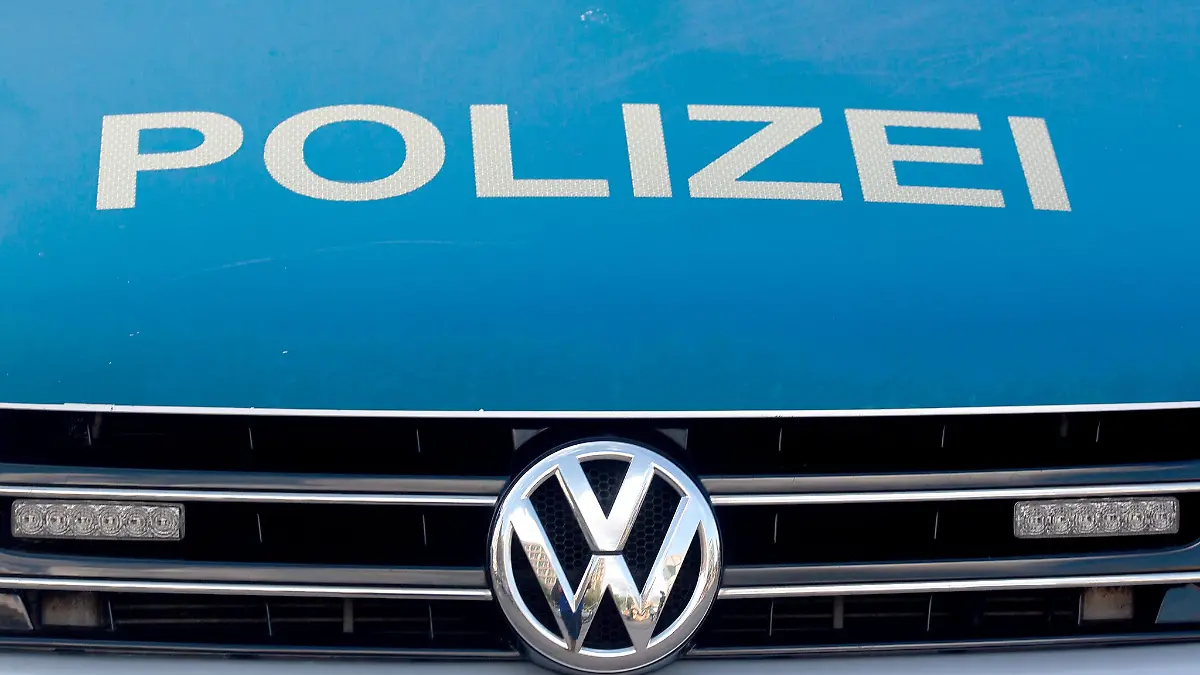 Der Hund griff die Einsatzkräfte bei ihrem Einsatz in einem Lokal in Berlin-Neukölln nach Angaben der Polizei plötzlich an.