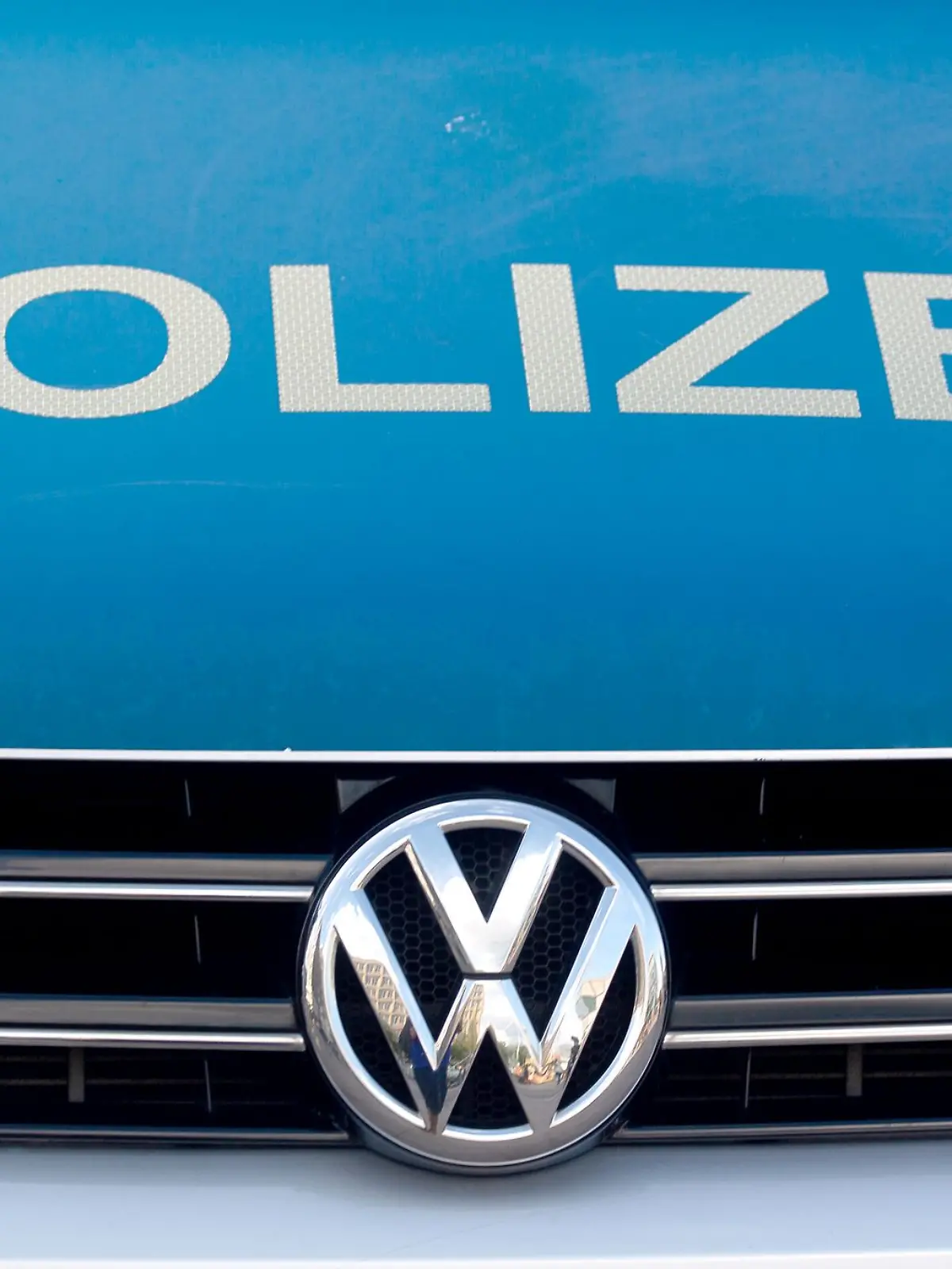 Der Hund griff die Einsatzkräfte bei ihrem Einsatz in einem Lokal in Berlin-Neukölln nach Angaben der Polizei plötzlich an.