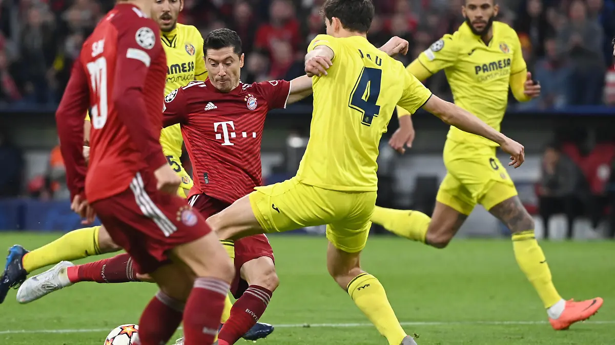 Fußball: Champions League, Bayern München - FC Villarreal, K.o.-Runde, Viertelfinale, Rückspiele, Allianz Arena. Robert Lewandowski (3.v.l.) von München schiesst das 1:0.