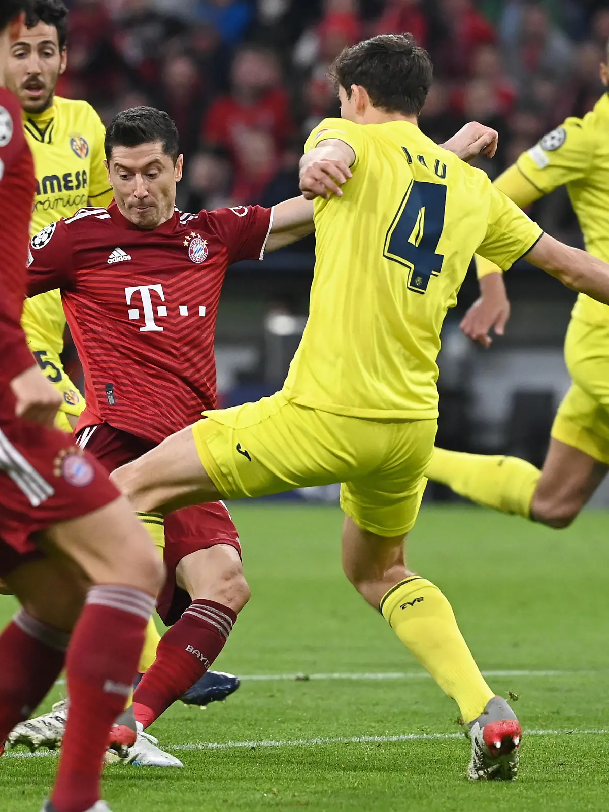 Fußball: Champions League, Bayern München - FC Villarreal, K.o.-Runde, Viertelfinale, Rückspiele, Allianz Arena. Robert Lewandowski (3.v.l.) von München schiesst das 1:0.
