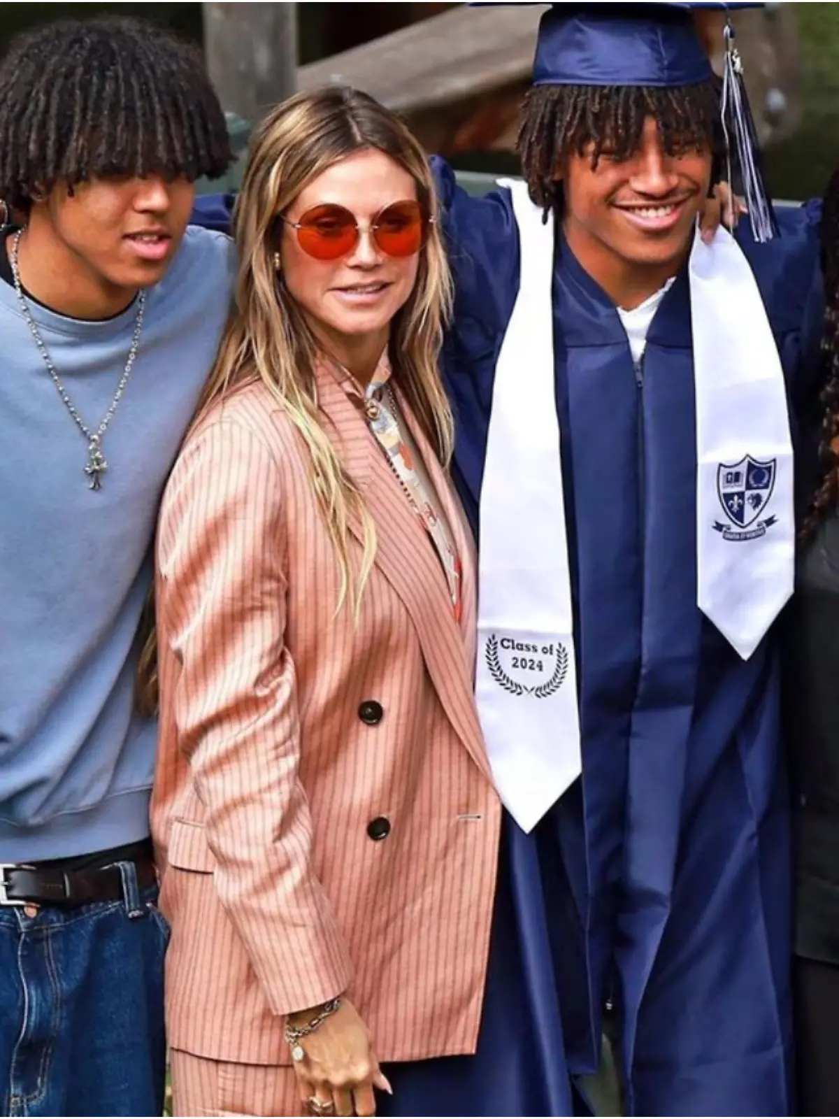 Heidi Klum mit ihren Kindern Leni Klum (li.), Johan und Lou Samuel (re.) an der High School Abschlussfeier ihres Sohnes Henry (2.v.r.) im Juni 2024.