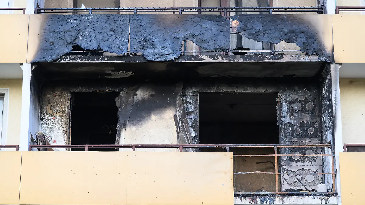 Bei einem Brand in einer Wohnung in Frankfurt (Oder) sind drei Menschen gestorben. Eine Wohnung im zweiten Stock eines Mehrfamilienhauses ist völlig ausgebrannt.