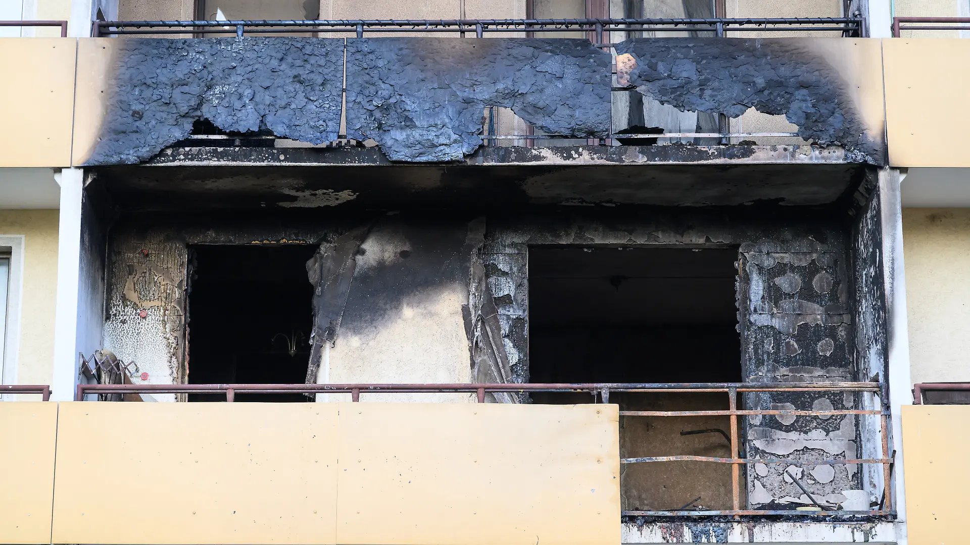 Bei einem Brand in einer Wohnung in Frankfurt (Oder) sind drei Menschen gestorben. Eine Wohnung im zweiten Stock eines Mehrfamilienhauses ist völlig ausgebrannt.