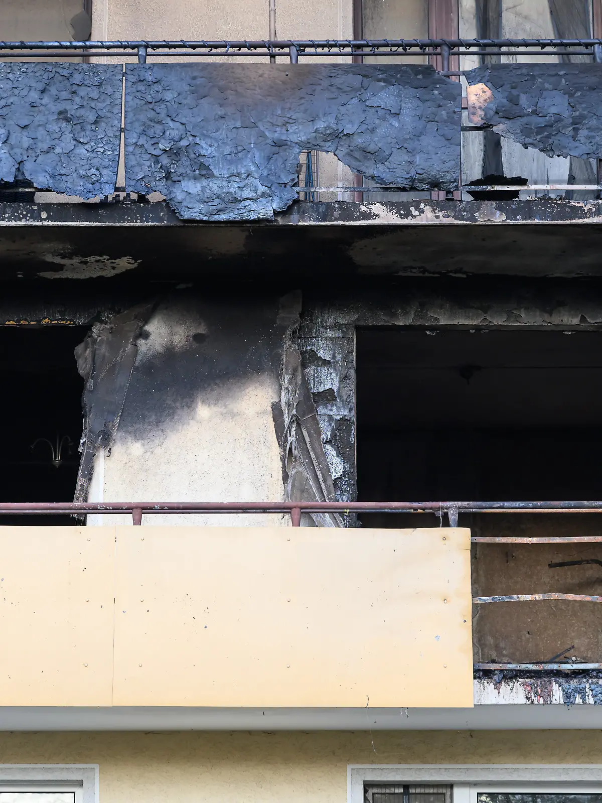 Bei einem Brand in einer Wohnung in Frankfurt (Oder) sind drei Menschen gestorben. Eine Wohnung im zweiten Stock eines Mehrfamilienhauses ist völlig ausgebrannt. 