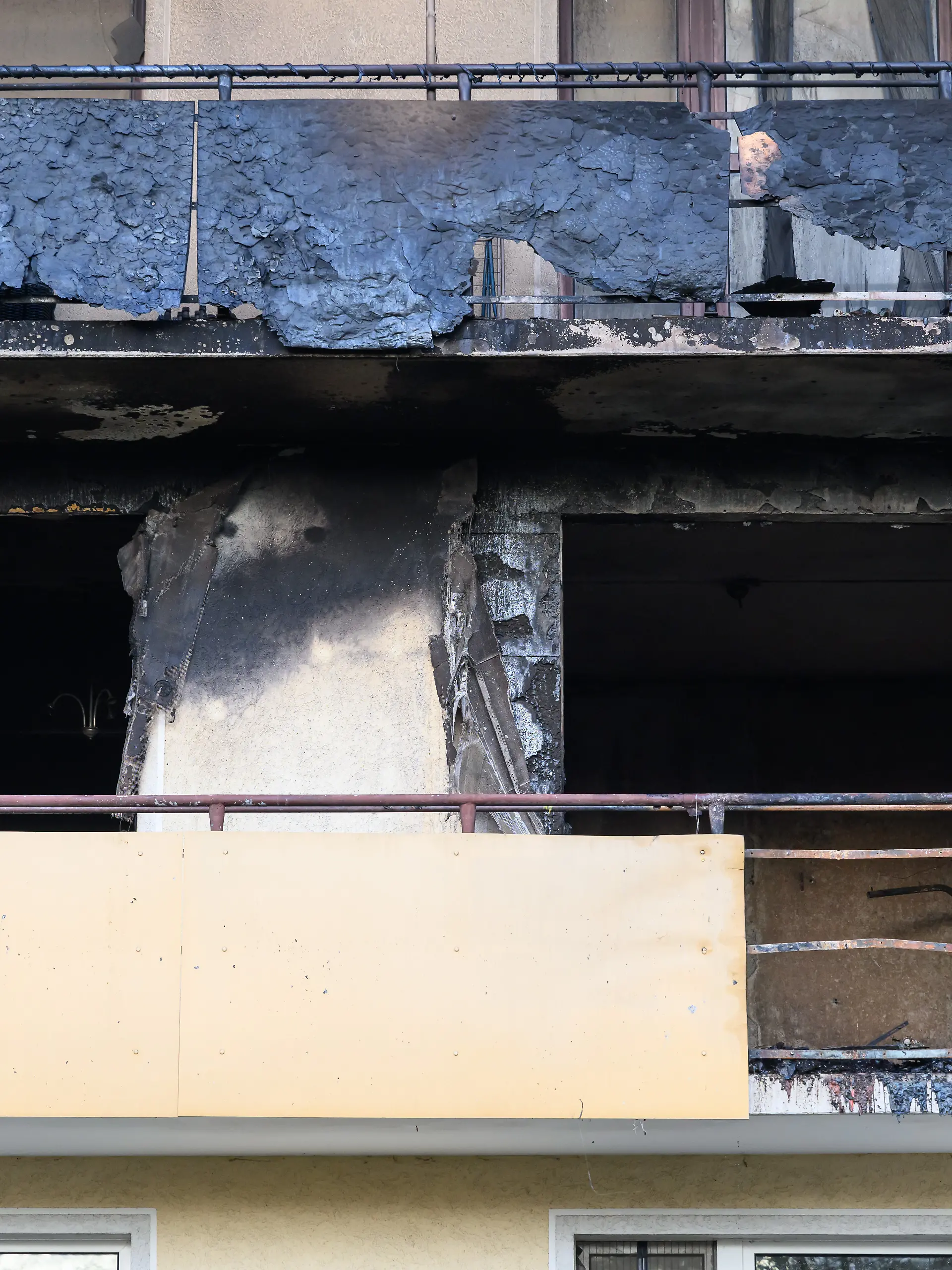 Bei einem Brand in einer Wohnung in Frankfurt (Oder) sind drei Menschen gestorben. Eine Wohnung im zweiten Stock eines Mehrfamilienhauses ist völlig ausgebrannt. 