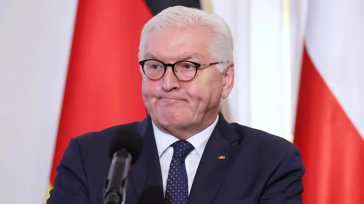  German president visits Poland Photo: Piotr Molecki/East News German president Frank-Walter Steinmeier attends a joint press conference with president of Poland Andrzej Duda not pictured after their meeting at the Belweder palace on April 12, 2022 in Warsaw, Poland. EN_01520315_0042 PUBLICATIONxNOTxINxPOL
