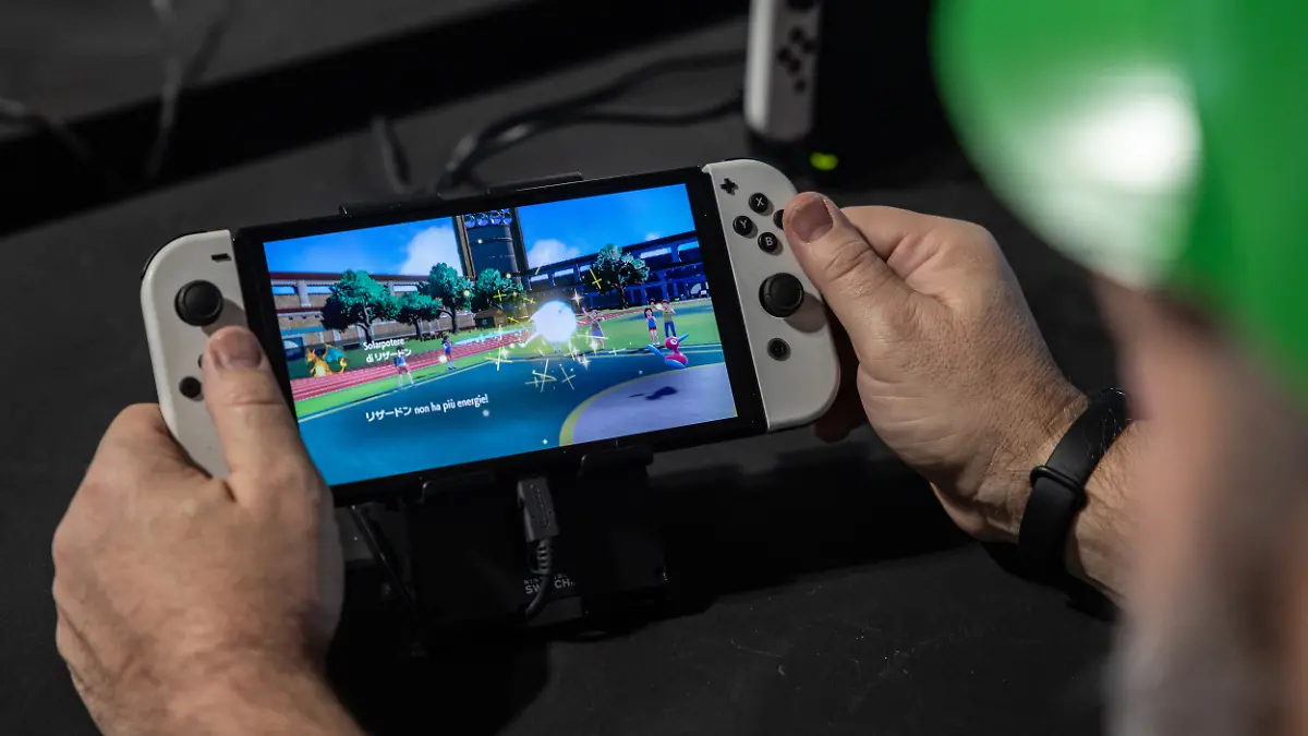 Mann spielt auf seiner Nintendo Switch