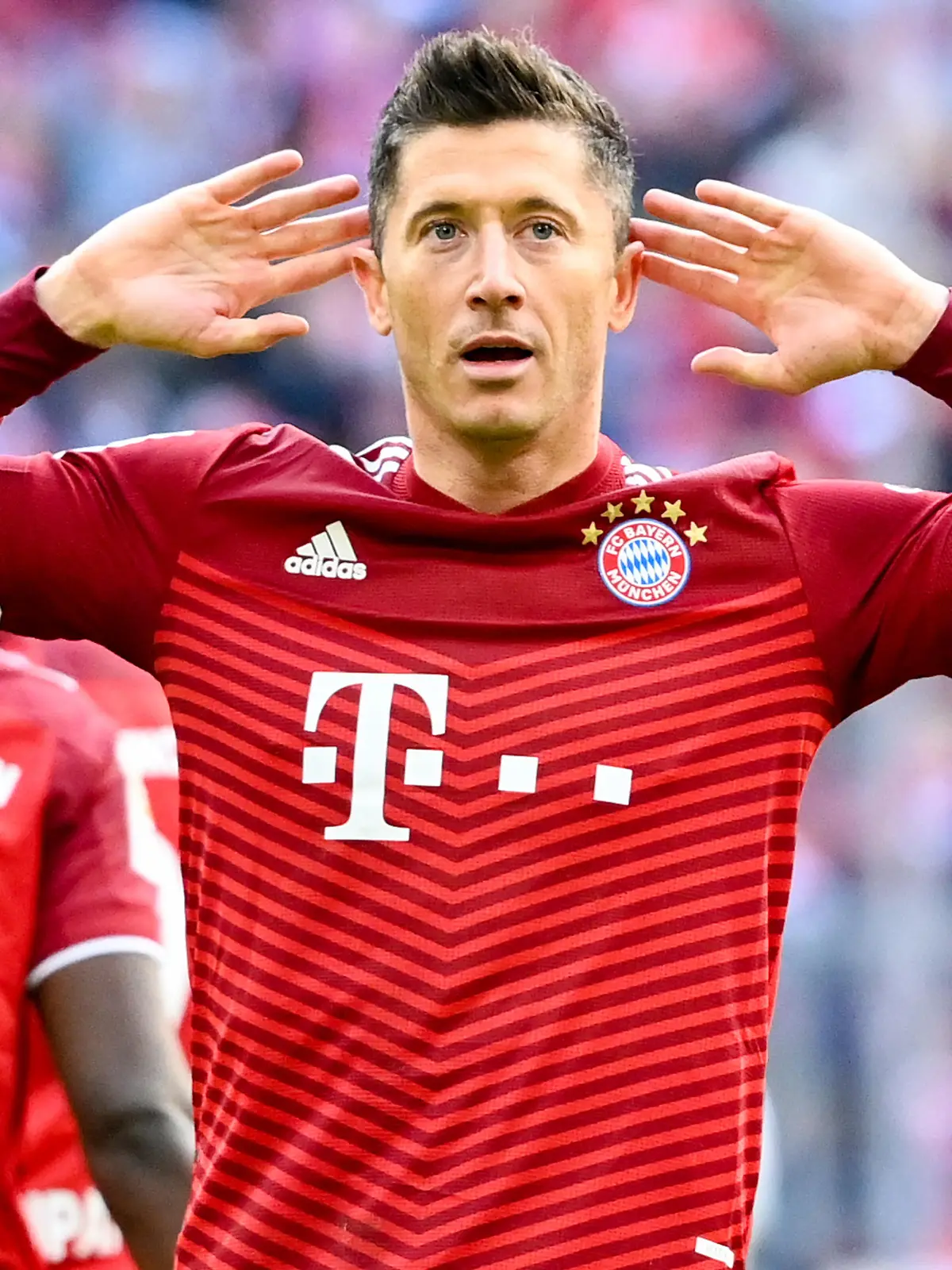 Fußball: Bundesliga, Bayern München - FC Augsburg, 29. Spieltag, Allianz Arena. Münchens Robert Lewandowski jubelt über seinen Treffer zum 0:1.WICHTIGER HINWEIS: Gemäß den Vorgaben der DFL Deutsche Fußball Liga bzw. des DFB Deutscher Fußball-Bund ist es untersagt, in dem Stadion und/oder vom Spiel angefertigte Fotoaufnahmen in Form von Sequenzbildern und/oder videoähnlichen Fotostrecken zu verwerten bzw. verwerten zu lassen.