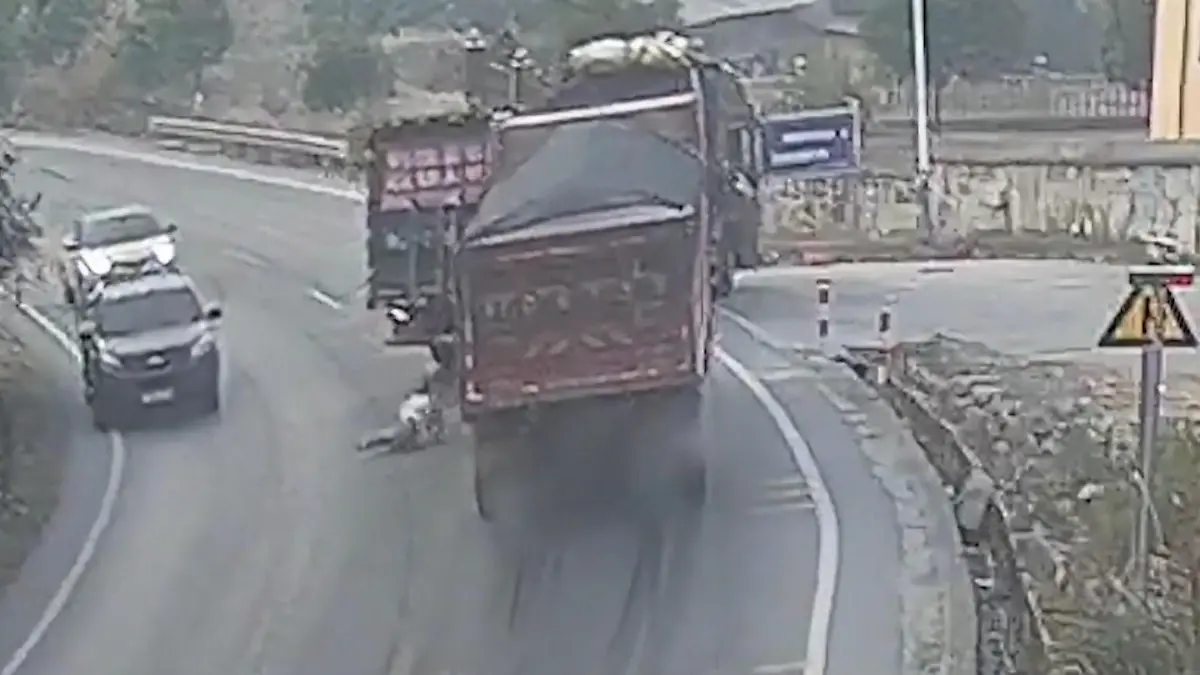 Beide sind schuld! Lkw brettert in Laster - Fahrer springt Sie ignorierten alle Vorschriften