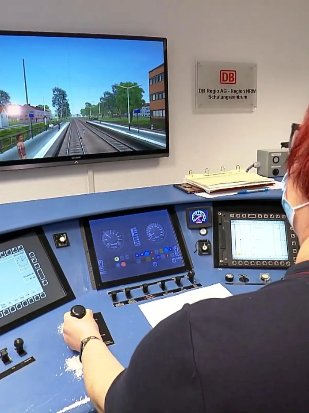 Bild zu: "Ausbilderin zeigt wie Bahnfahren geht"