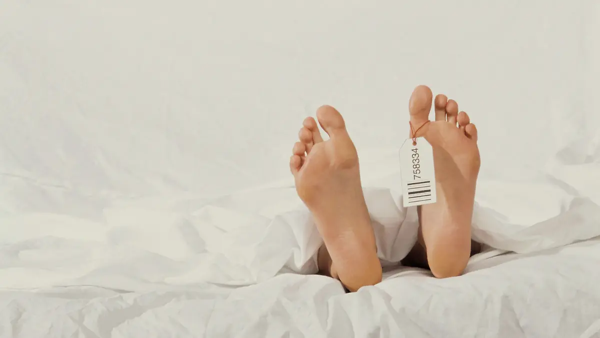 Ein Toter liegt im Leichenschauhaus.