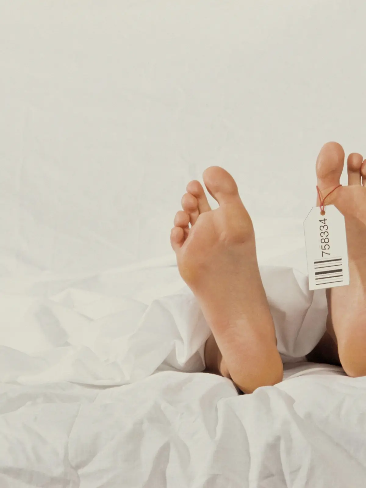 Ein Toter liegt im Leichenschauhaus.