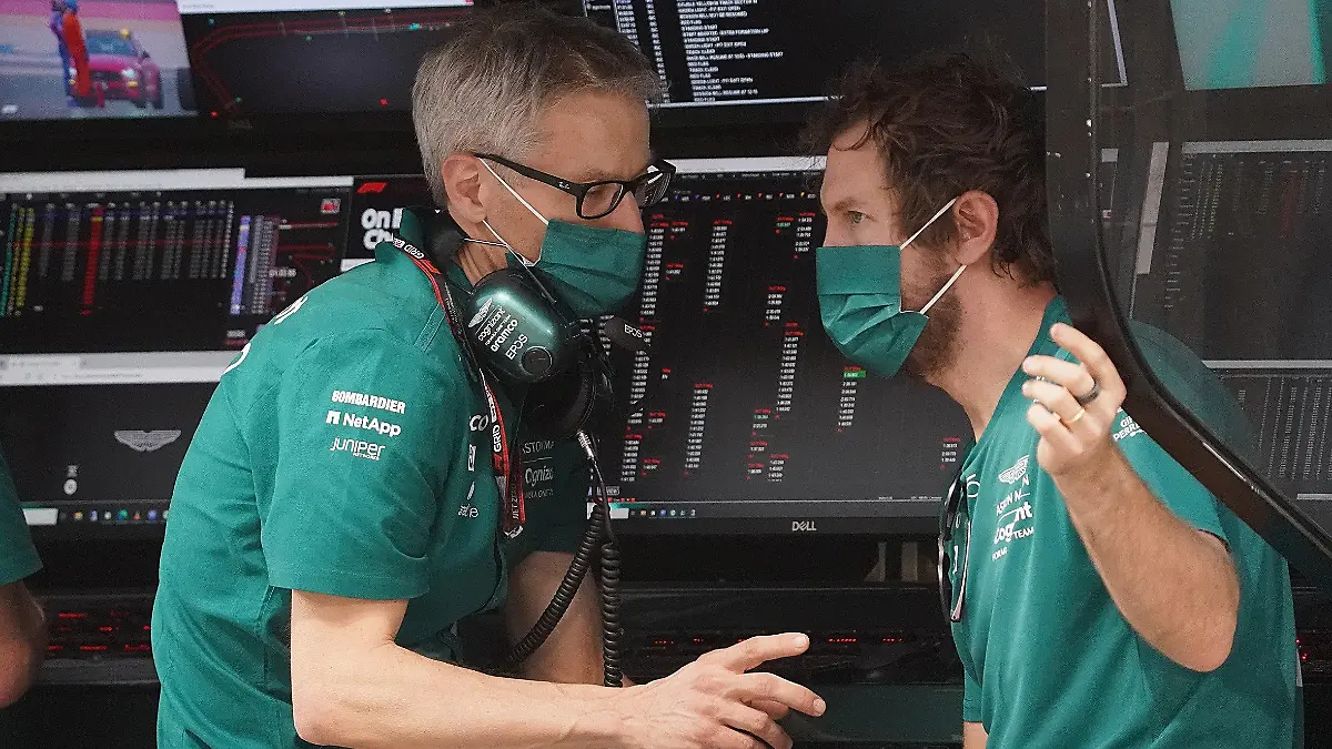 11.03.2022, Bahrain International Circuit, Sakhir, Formel 1 Testfahrten in Bahrain 2022 , im Bild Teamchef Mike Krack (Aston Martin), Sebastian Vettel (DEU), Aston Martin Aramco Cognizant Formula One Team